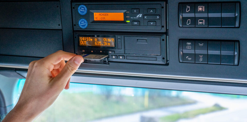 Automatisiertes Auslesen, Auswerten und Archivieren der Tachographen- und Fahrerkartendaten